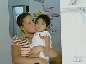 Rafaela com a mãe, Rosilda Ferreira da Silva: elas aguardam a entrega do medicamento (Foto: Reprodução/TV Anhanguera)