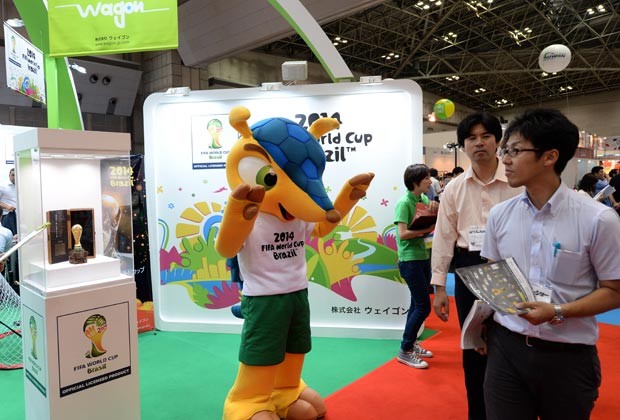 Fuleco cumprimenta visitantes do Show Internacional de Presentes de Tóquio (Foto: Toshifumi Kitamura/AFP)