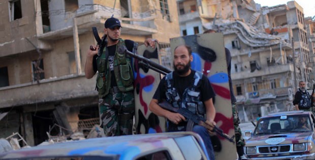 Rebeldes islamitas patrulham a cidade síria de Aleppo neste sábado (19) (Foto: AFP)