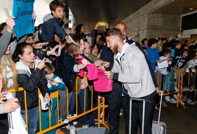 O Real Madrid, do capitão Sergio Ramos, chegou em La Coruña na sexta (Foto: Twitter oficial Real Madrid)