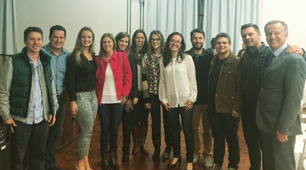 Renata Leal (de branco) com a equipe do núcleo jovem da Câmara de Indústria, Comércio e Serviços de Farroupilha (RS) (Foto: Divulgação)