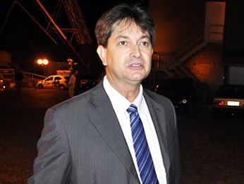 Candidato Carlos Brito chega ao debate da TVCA (Foto: Dhiego Maia/G1 MT)