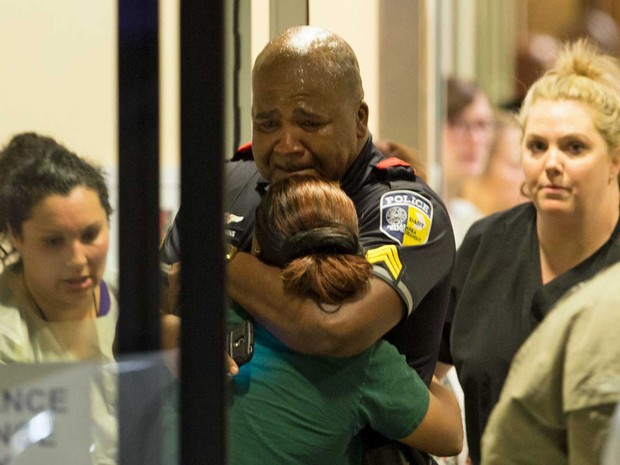 Policial de Dallas chora e recebe conforto (Foto: Ting Shen / The Dallas Morning News / via AP Photo)