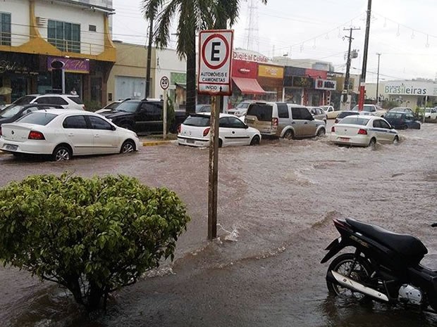 Avenida Júlio Campos, no Centro de Sinop, ficou completamente inundada (Foto: Bruno Ponciano/Arquivo Pessoal)