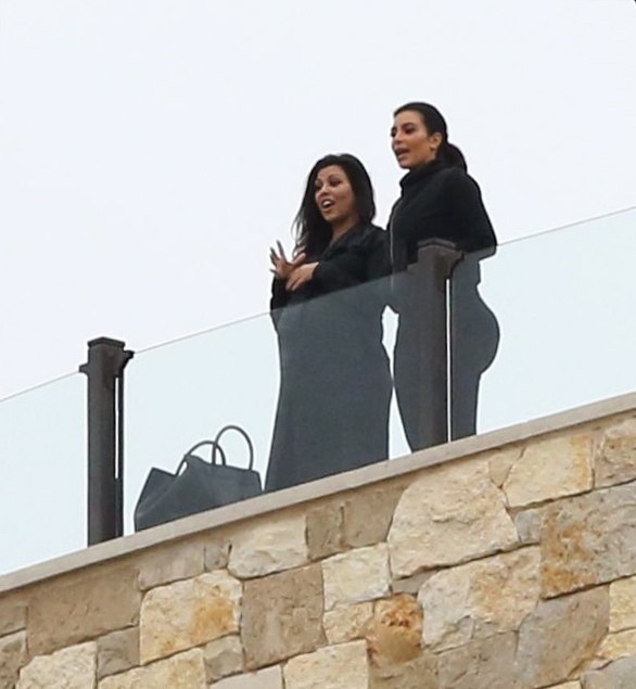 X17_Kim Kardashian exibe bumbum imenso com calça de ginástica, ao lado da irmã Kourtney (Foto: X17)