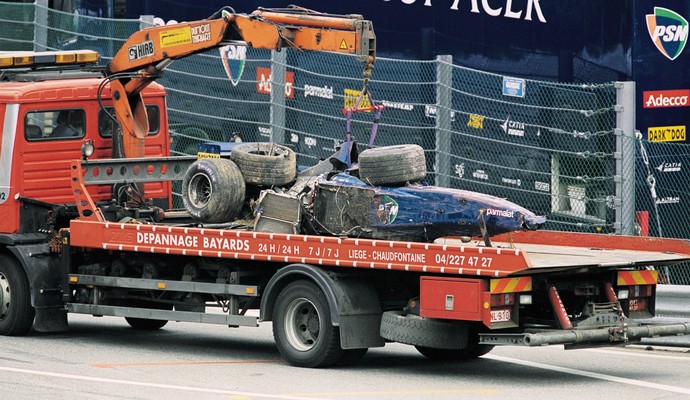 O carro da Prost pilotado por Luciano Burti ficou completamente destruído após acidente em Spa-francorchamps, em 2001 (Foto: Getty Images)