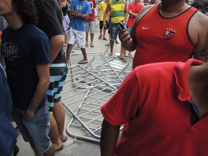 Tumulto venda ingressos Flamengo x Santos Maracanã (Foto: Marcelo Baltar)