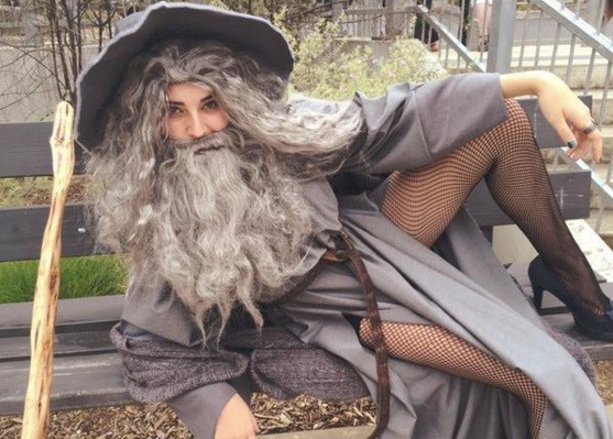Gandalf com fendas nas pernas