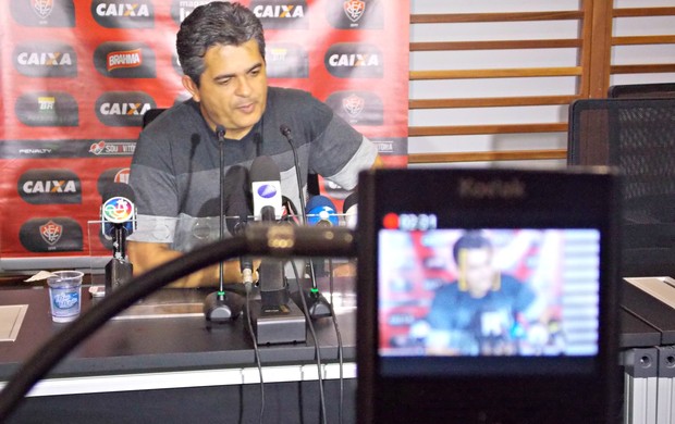 Ney Franco, técnico do Vitória, durante entrevista coletiva (Foto: Raphael Carneiro) Ney Franco, técnico do Vitória, durante entrevista coletiva (Foto: Raphael Carneiro)