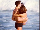 Pérola Faria  posta foto no colo do namorado na praia