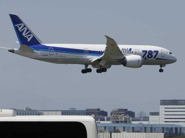 A All Nippon Airways (ANA) fez neste domingo (28) o primeiro voo de teste com um de seus modelos Boeing 787 Dreamliner, após substituir as baterias defeituosas que provocaram o cancelamento de suas operações durante três meses por motivos de segurança. (Foto: Shizuo Kambayashi / AP Photo)