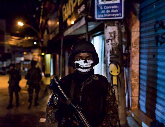 Soldado usa máscara de caveira na Rocinha (Foto: Ana Carolina Fernandes/ÉPOCA)