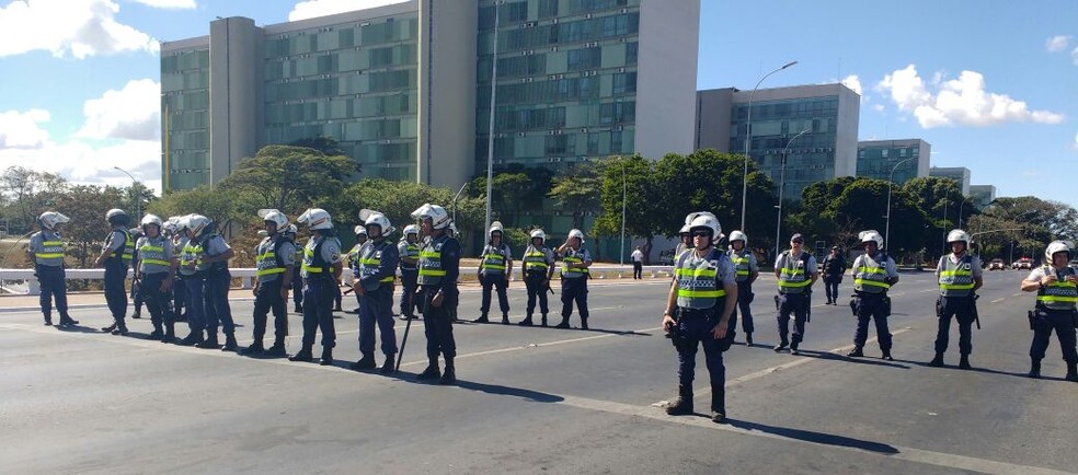 Militares fazem cordão de revista na Esplanada (Foto: Beatriz Pataro/G1)