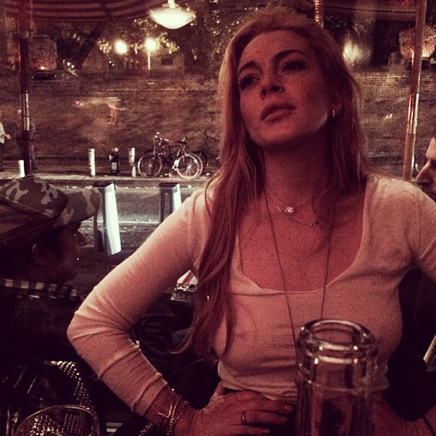 Lindsay Lohan posa sem sutiã (Foto: Instagram/ Reprodução)