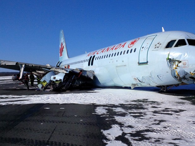 Airbus A320 da Air Canada saiu da pista em pouso (Foto: AP Photo/The Transportation Safety Board of Canada)