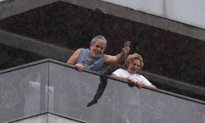 Em casa. Lula e dona Marisa acenam do imóvel onde moram em São Bernardo: cobertura vizinha, também usada por ele, é investigada na Lava-Jato    (Foto: Michel Filho/2-1-2011 )