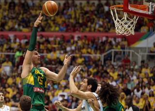 tiago splitter brasil x argentina basquete maracananzinho (Foto: Gaspar Nóbrega/Inovafoto)