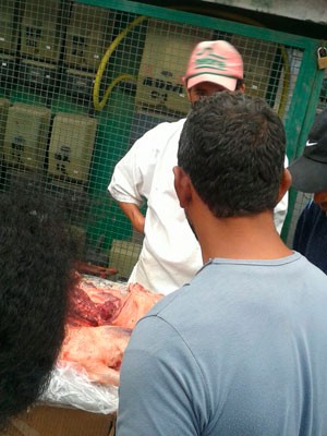 Homem de boné rosa é suspeito de vender carne de cachorro em feira em Planalto (Foto: Blog do Anderson)