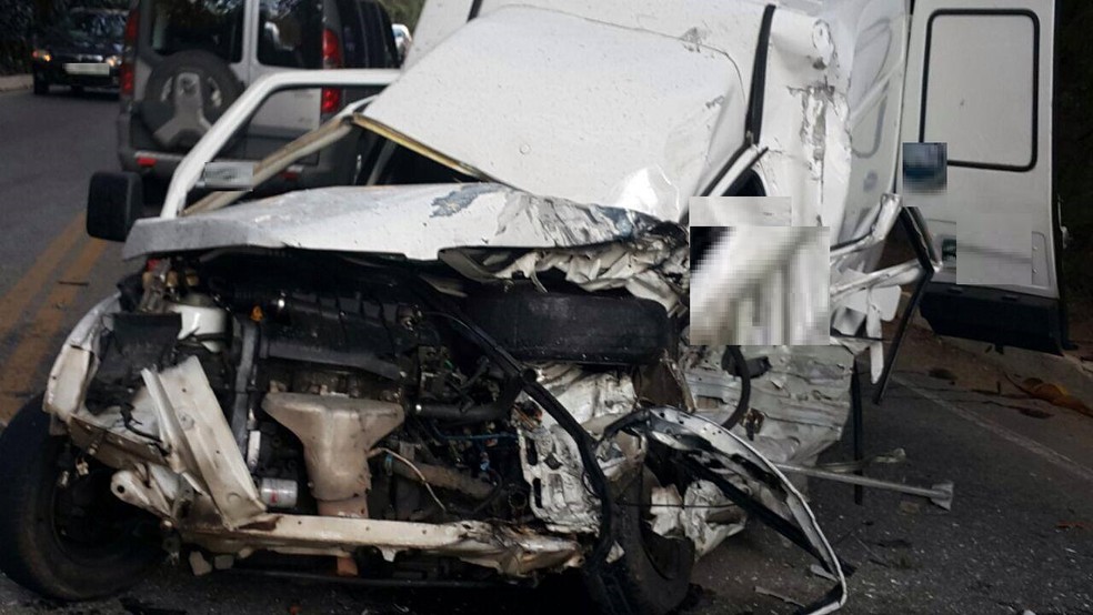 Carro ficou completamente destruído depois de colidir com caminhão (Foto: Arquivo Pessoal | Enrico Baldner)