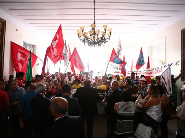 Mesmo com apagão os integrantes da CUT resoçlveram invandir sessão da ALE. (Foto: Jonathan Lins/G1)