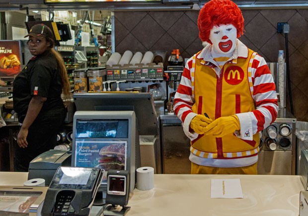 Apesar das desculpas, o McDonald's França ainda não revelou se os trabalhadores podem compartilhar o menu do restaurante de maneira gratuita com os necessitados. (Foto: AFP)