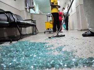 Vidraça da Casa de Saúde Pinheiro Machado foi quebrada pela polícia (Foto: Luiz Roberto Lima/ G1)