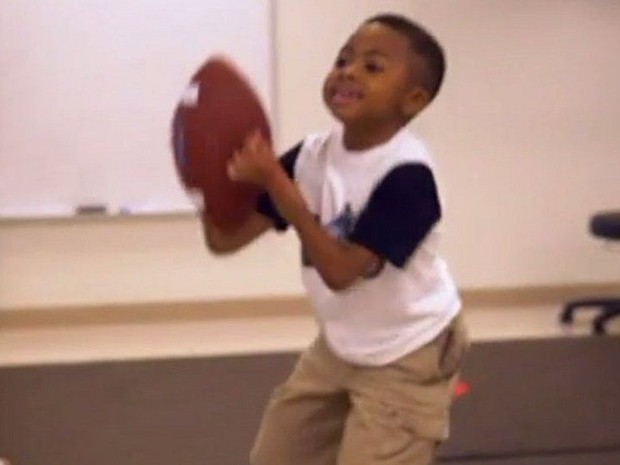 Zion se diz feliz, porque agora consegue jogar a bola de futebol americano mais longe  (Foto: Reprodução/ BBC)