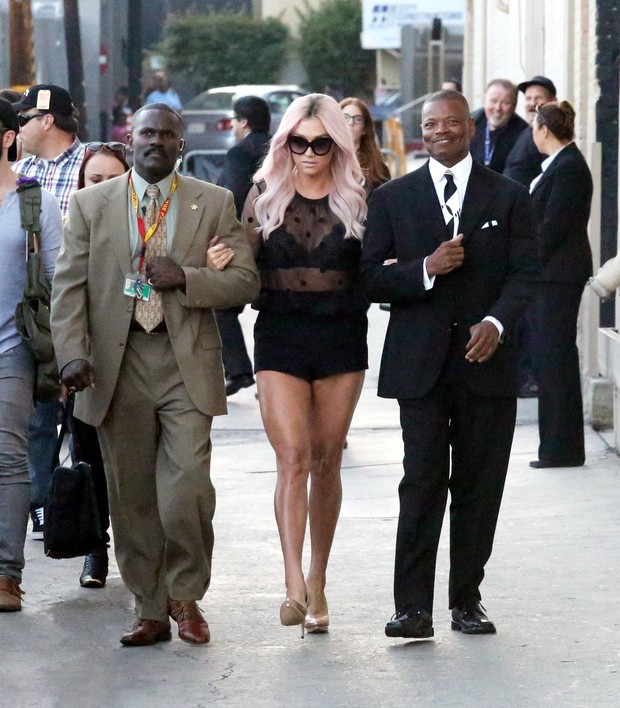 X17 - Kesha depois de participar de programa de televisão em Los Angeles, nos Estados Unidos (Foto: X17online/ Agência) X17 - Kesha depois de participar de programa de televisão em Los Angeles, nos Estados Unidos (Foto: X17online/ Agência)