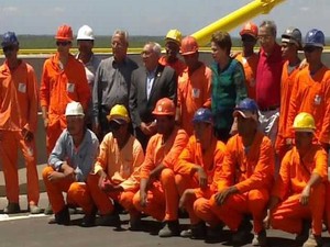 Dilma posa para foto com governador de Sergipe e trabalhadores  (Foto: Marina Fontenele/G1 SE)