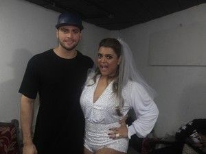 Preta Gil com o noivo Rodrigo Godoy nos bastidores de show no Rio (Foto: Isac Luz/EGO)