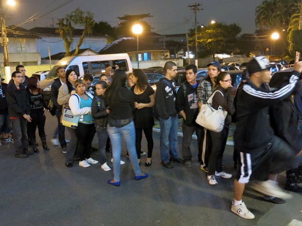 Fãs de Champignon fizeram fila para se despedir do músico em Santos, SP (Foto: Bruno Gutierrez/G1)