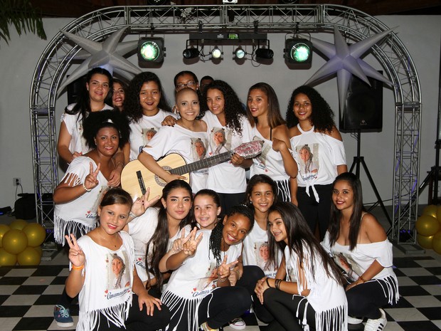 Amigas deram um violão de presente a debutante (Foto: Juca Ferreira) Amigas deram um violão de presente a debutante (Foto: Juca Ferreira)