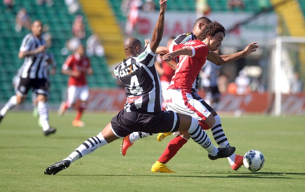 Figueirense x Internacional, Valdivia (Foto: Eduardo Valente / Agência Estado)