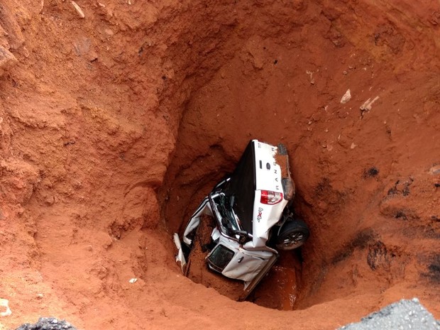 Carro cai em cratera na BR-222, no Maranhão (Foto: Divulgação / PRF)