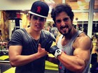 Ao lado de Marcos Mion, Luan Santana mostra braço fortinho 
