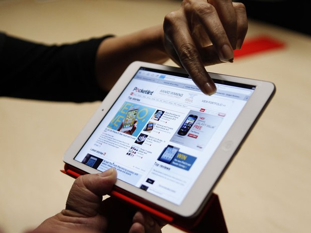 iPad mini é testado em evento da Apple (Foto: Reuters)