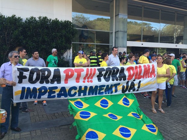 Pessoas começam a se concentrar em frente a shopping na Zona Leste de Natal, no Rio Grande do Norte (Foto: Felipe Gibson/G1)