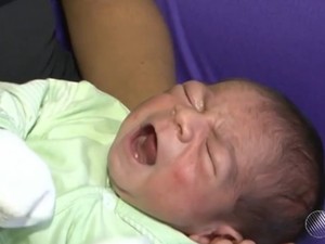 Bebê nasce com dente em Eunápolis, sul da Bahia (Foto: Reprodução/TV Santa Cruz)