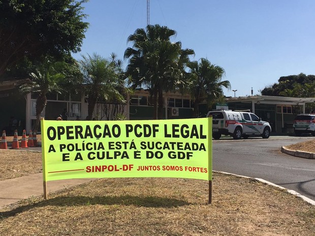 Delegacia do Guará tem cartaz anunciando mobilização dos servidores (Foto: Gabriel Luiz/G1)