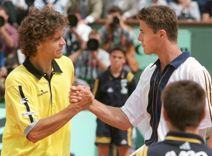 Gustavo Kuerten x Marat Safin Roland Garros 1998 (Foto: PATRICK KOVARIK / AFP)