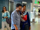 Adrilles embarca em aeroporto do Rio e tira foto com fã