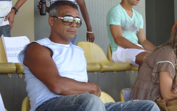 Romário assiste jogo do Brasiliense (Foto: Fabricio Marques)