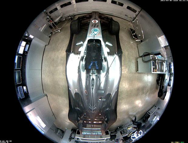 Homem invade garagem da Mercedes e furta capacete de Rosberg (Foto: Divulgação)