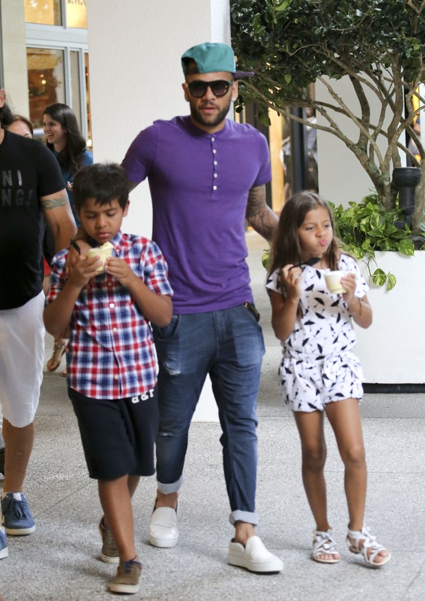Daniel Alves com os filhos, Daniel e Victoria, em Miami, nos Estados Unidos (Foto: Grosby Group/ Agência)