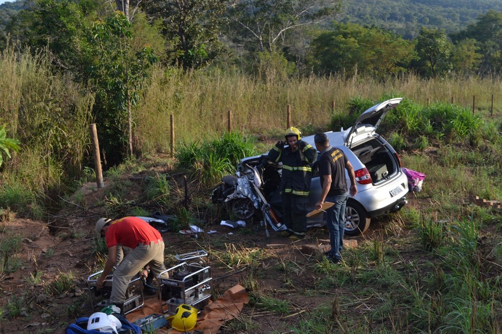 As quatro pessoas que estavam no carro de passeio tiveram ferimentos (Foto: Divulgação/Surgiu.com)