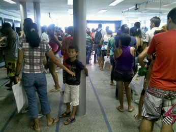 No Recife, beneficiários do Bolsa Família lotam bancos nesta segunda (Foto: Lorena Aquino / G1)