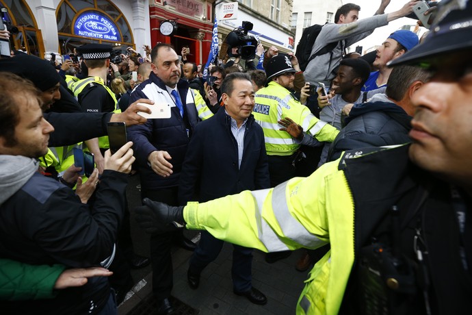 Vichai Raksriaksorn, dono do Leicester, sai da pizzaria San Carlo (Foto: Reuters / Darren Staples)