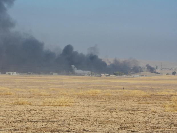 Fumaça pode ser vista à distância após confronto de tropas aliadas contra combatentes do Estado Islâmico em Bartila, ao leste de Mossul, no Iraque, nesta terça-feira (18) (Foto: Reuters)