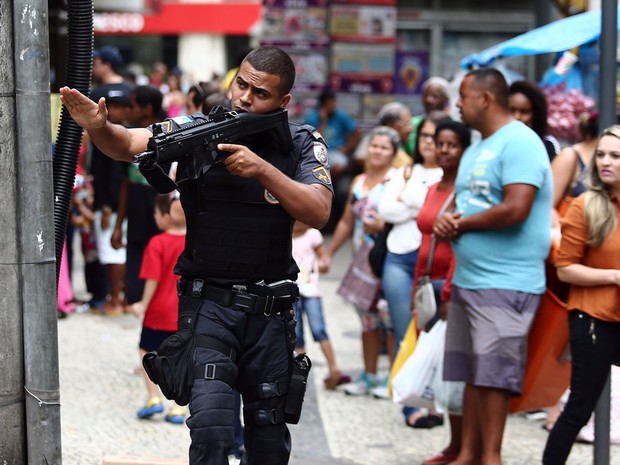 Policial patrulha via próxima ao Pavão-Pavãozinho (Foto: Fabio Motta/Estadão Conteúdo)