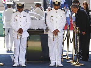 O presidente de Cuba, Raúl Castro, presta homenagem diante do caixão de Nelson Mandela em Pretória, África do Sul. (Foto: Yves Herman/AP)